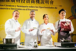 巴拉圭總統阿布鐸伉儷與外交部次長俞大㵢化身主廚，現場大展廚藝，以台灣道地美食料理方式結合巴拉圭肉品食材，展現兩國深厚邦誼。