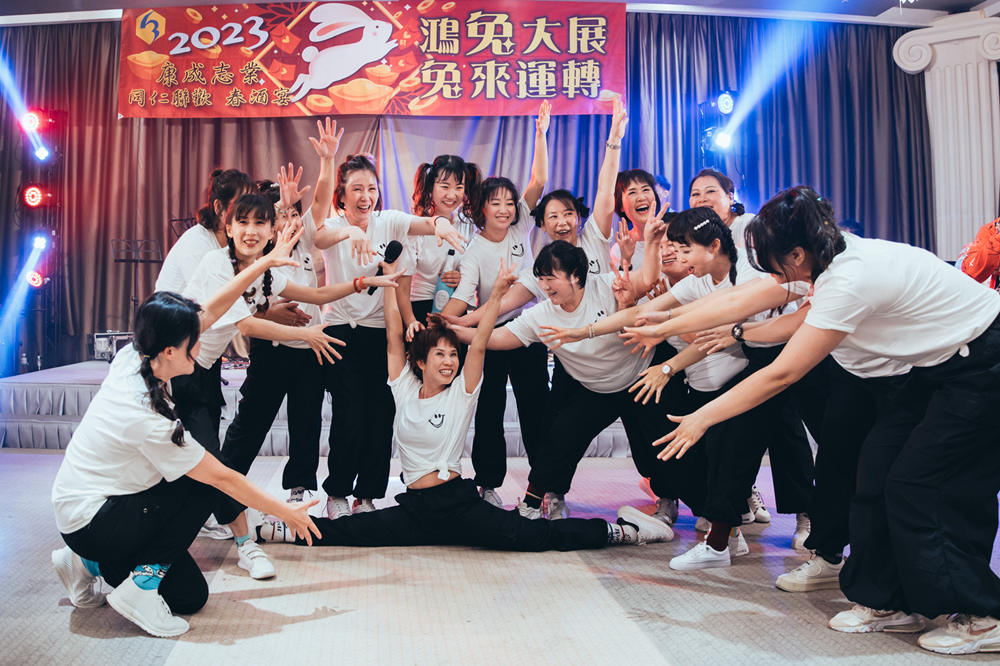 各組同仁爭先恐後地登台表演,加碼演出精彩一幕